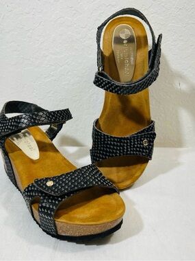 Eric Michael SZ US 6.5-7 EU 37
Nadia Black Cobra Print Piel
Natural Wedge Sandal